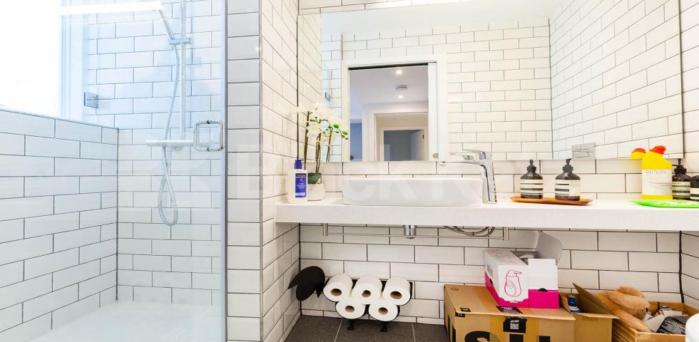 Luxury 2 bed two bath with balcony in a private modern development in Camden.  Cliff Villas, Camden 